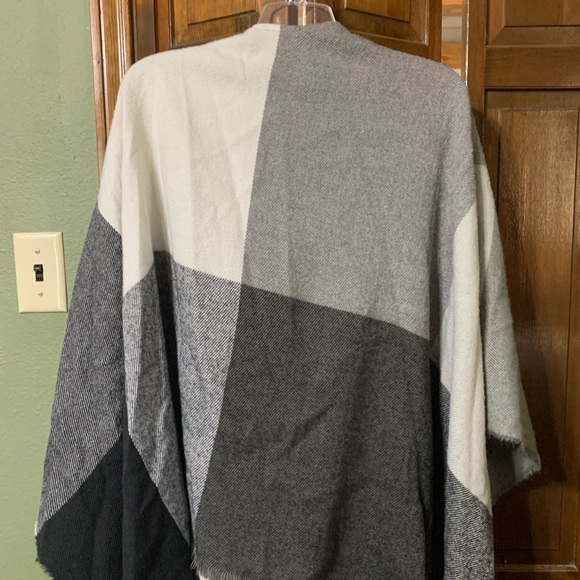 Black and Gray sweater - Picture 2 of 2